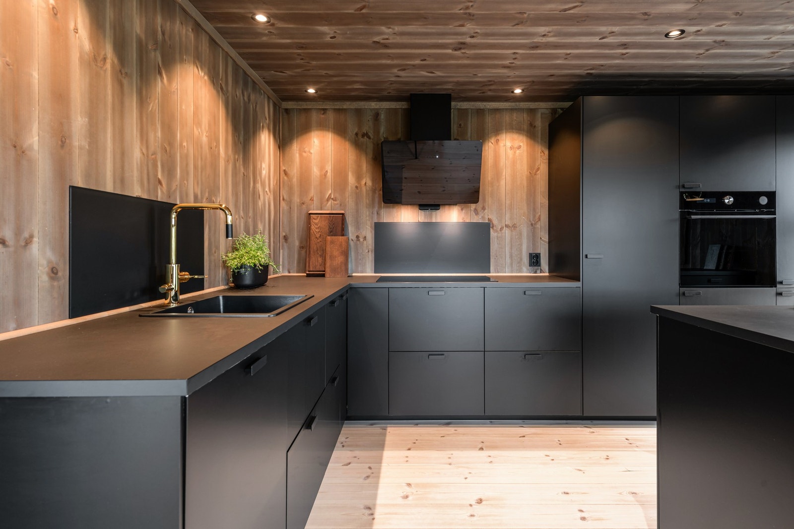 Naturlige materialer og moderne løsninger skaper et eksklusivt preg Galleribilde