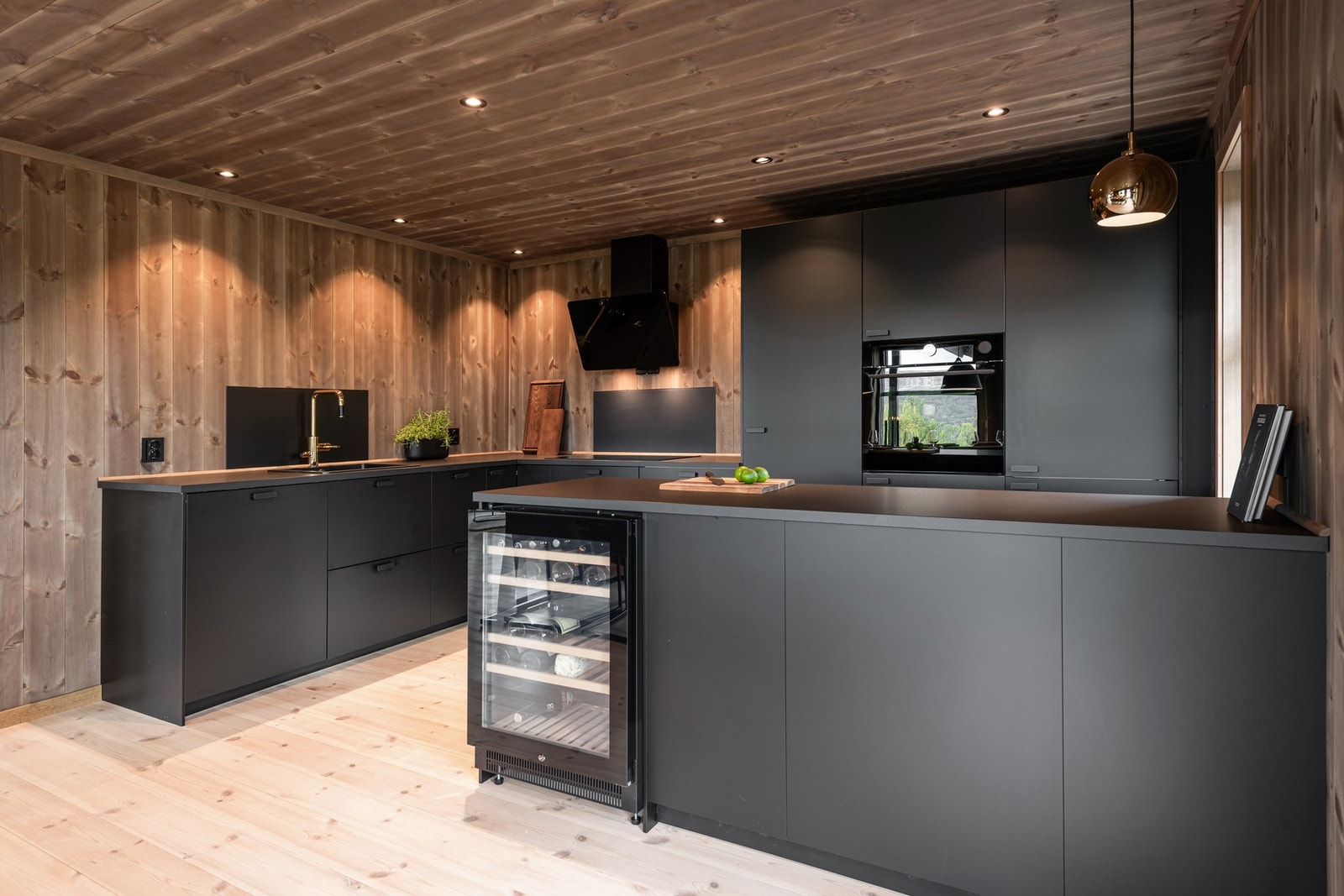 Et kjøkken som oser av både varme og eksklusivitet Galleribilde