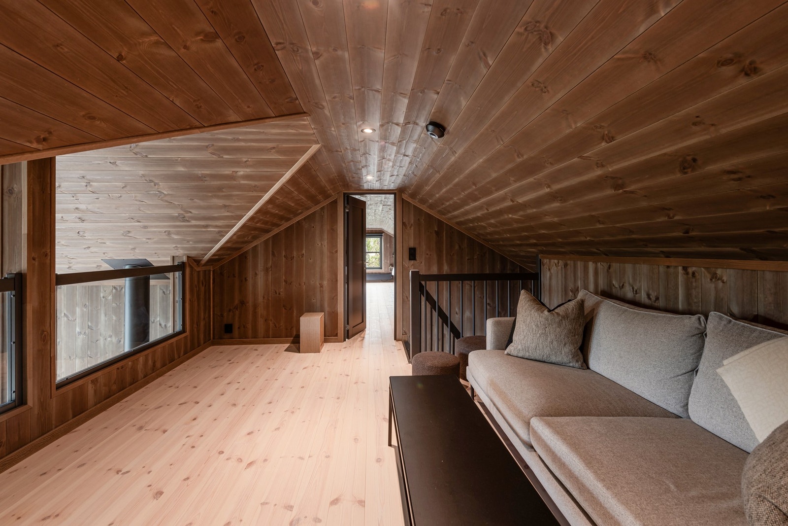 En loftstue med design som matcher resten av hytta Galleribilde