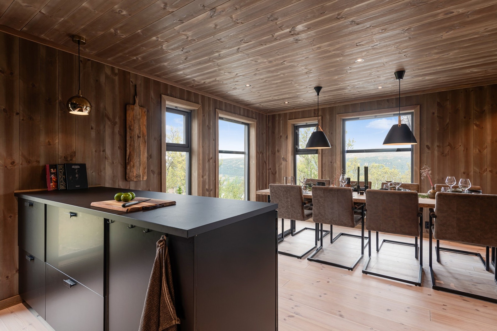 Her er det plass til både kulinariske opplevelser og lange samtaler rundt bordet Galleribilde