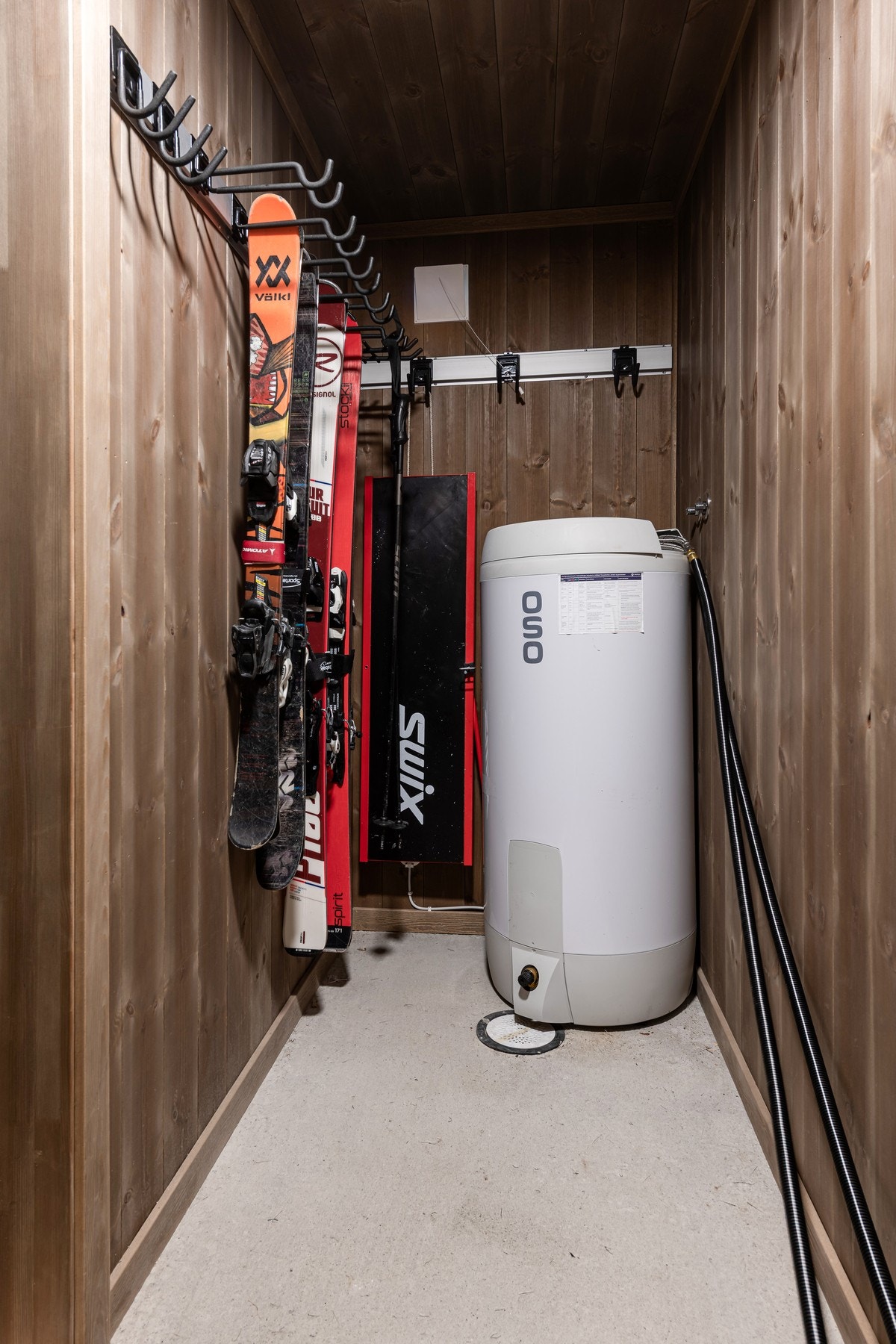 Praktisk bod med skioppheng og varmtvannstank Galleribilde