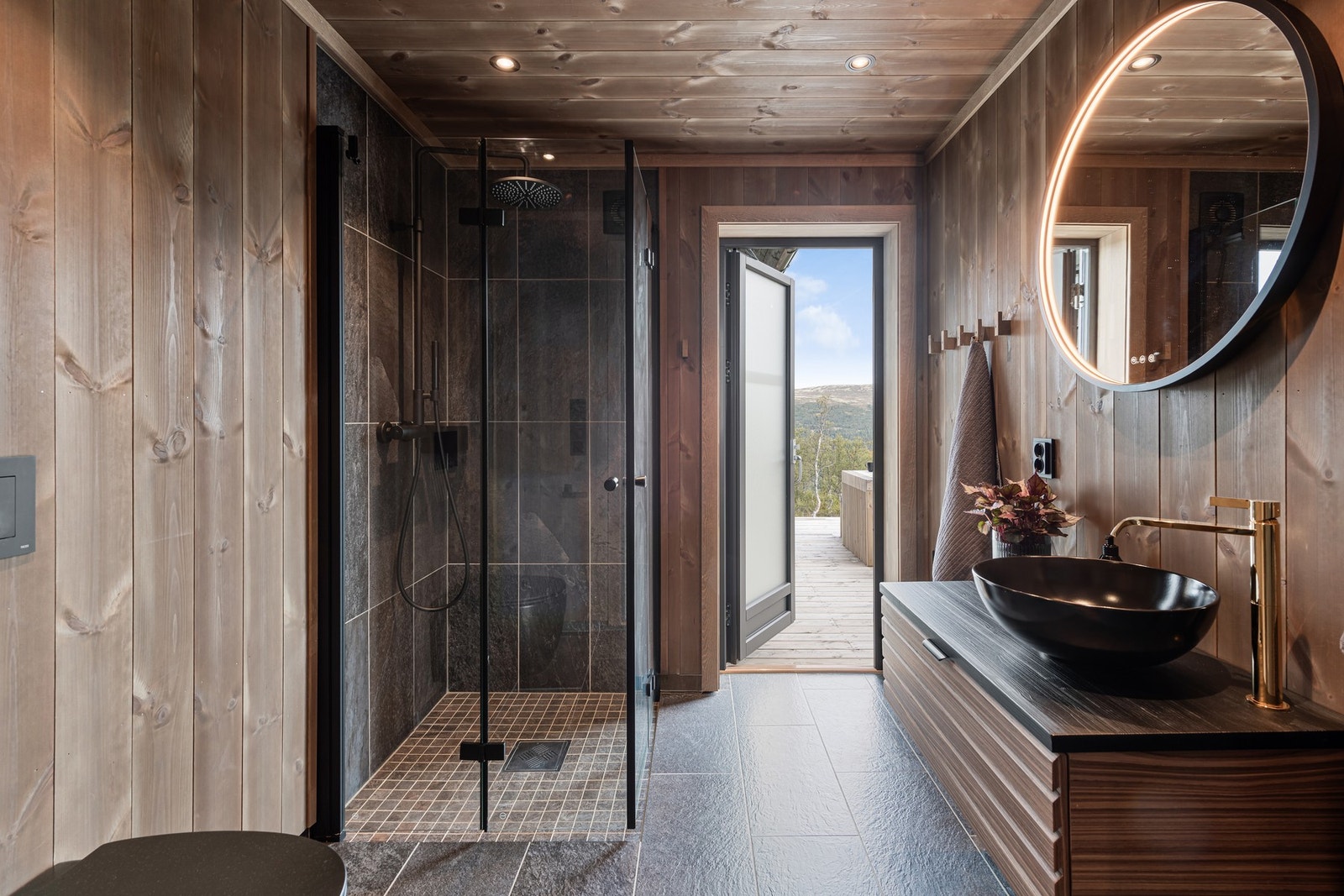 Hytten har to lekre bad Galleribilde