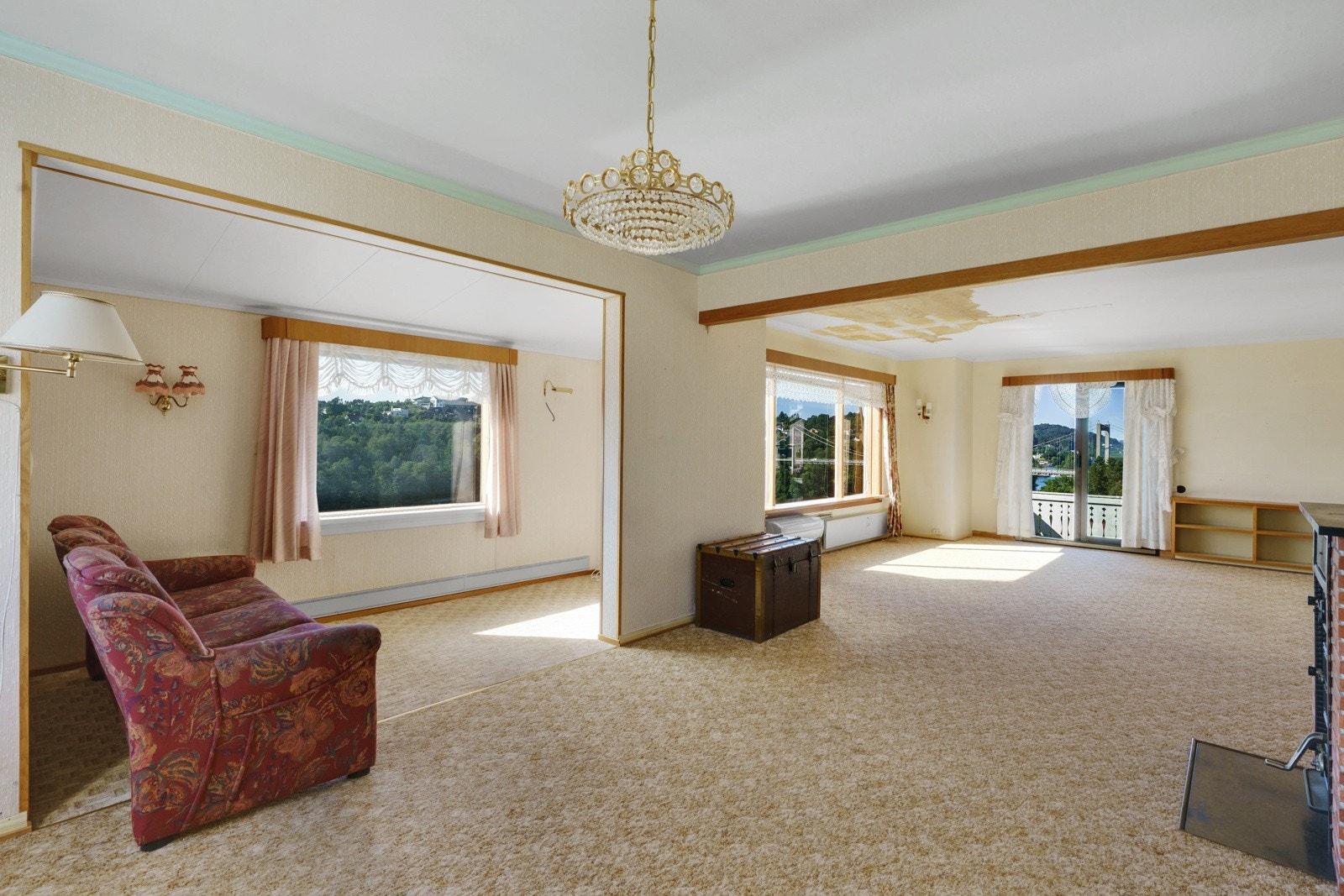 Bildene av eiendommen er fra 2020, og boligen fremstår i dårligere stand nå enn da. Galleribilde