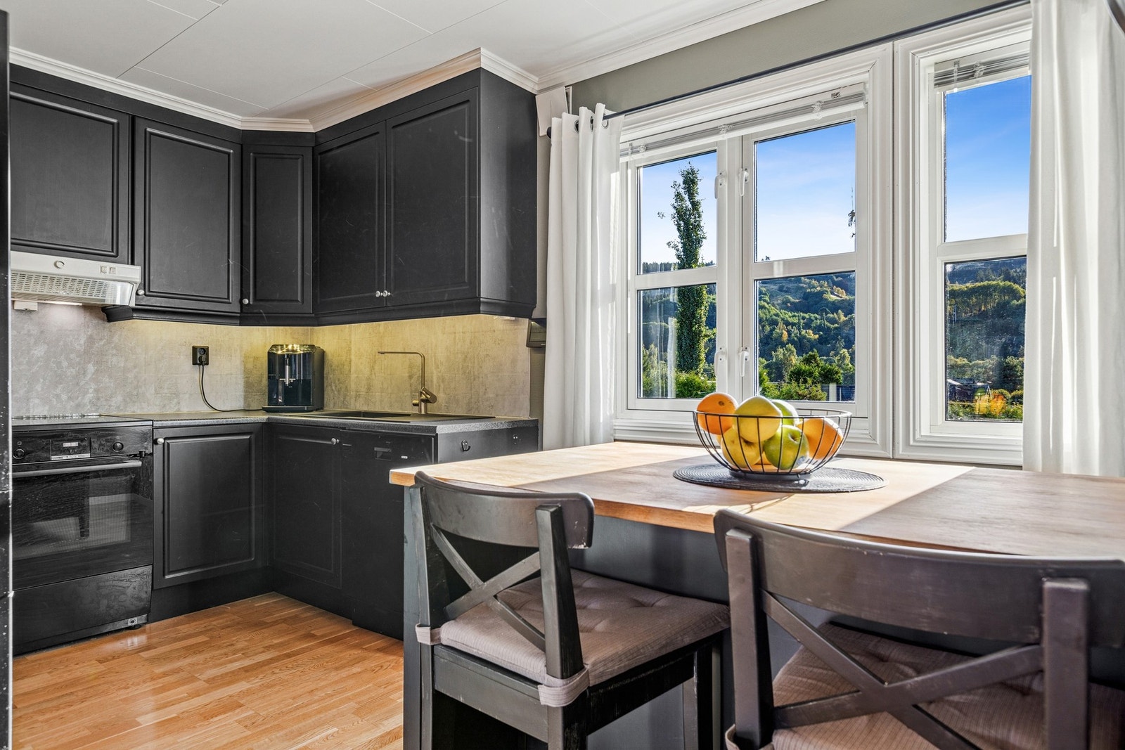 I tilknytning til kjøkkenet er det rom for en egen spisegruppe, slik at du får en sosial sone hvor familien kan samles til måltider. Galleribilde