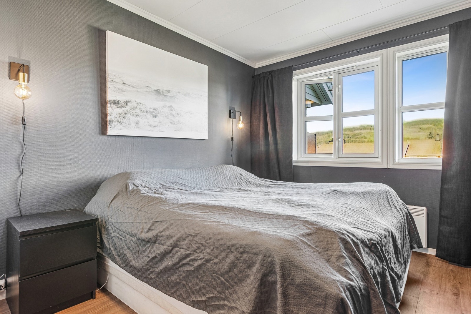 Hovedsoverommet på 14 m² er romslig og gir plass til dobbeltseng, nattbord og garderobeløsninger. Det ligger i en rolig del av leiligheten og er godt skjermet fra oppholdsrommene, noe som gir en behagelig atmosfære. Galleribilde