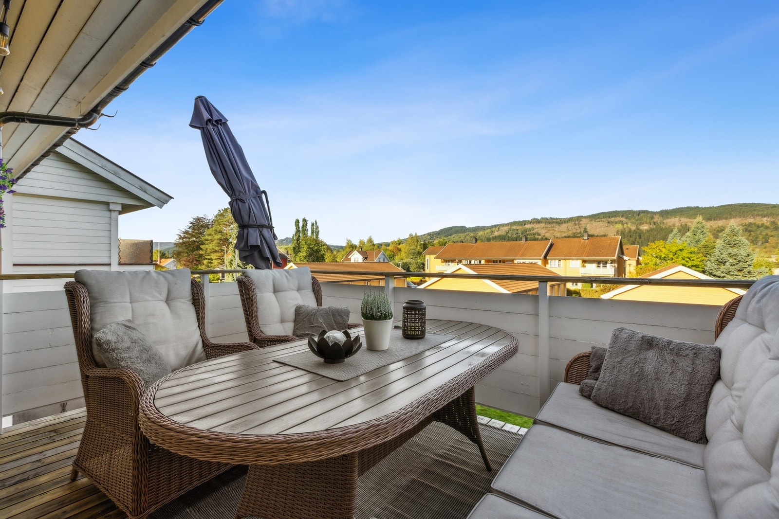 Med hyggelig utsikt mot de grønne fellesarealene blir dette en naturlig forlengelse av stuen i sommerhalvåret. Galleribilde