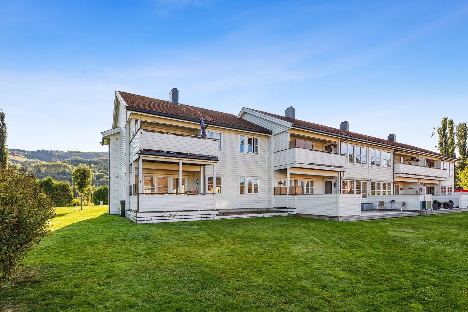 Dette er en lettstelt og tiltalende bolig som passer perfekt for barnefamilier, godt voksne og alle som ønsker en kombinasjon av komfort, natur og sentral beliggenhet. Galleribilde