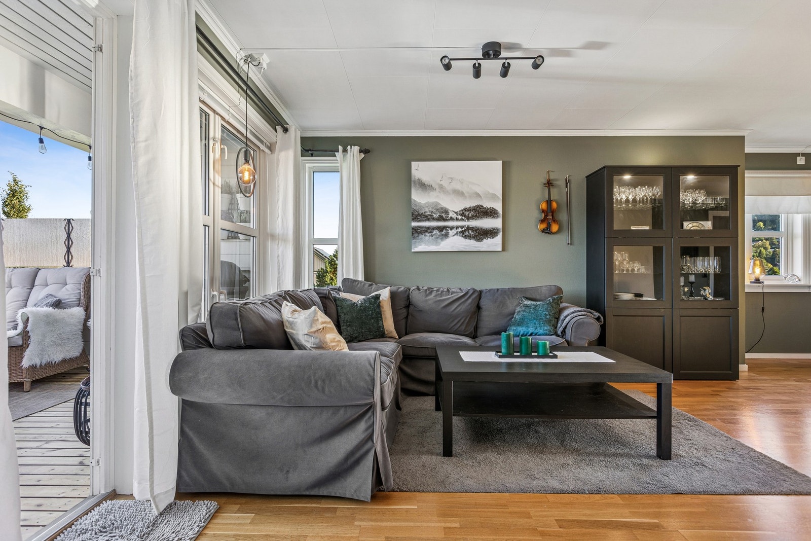 En lys og praktisk selveierleilighet på 102 m² med en gjennomtenkt planløsning og attraktiv beliggenhet like utenfor Orkanger sentrum. Galleribilde