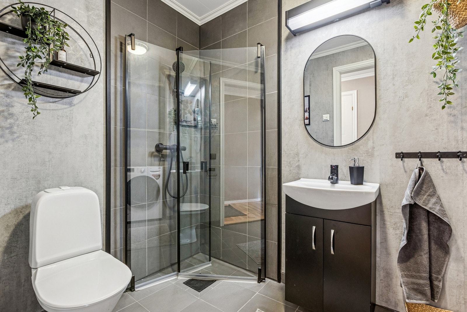 Rommet ble delvis oppgradert i 2023, og har både flislagt gulv med varme, toalett og dusjsone med dører. Galleribilde