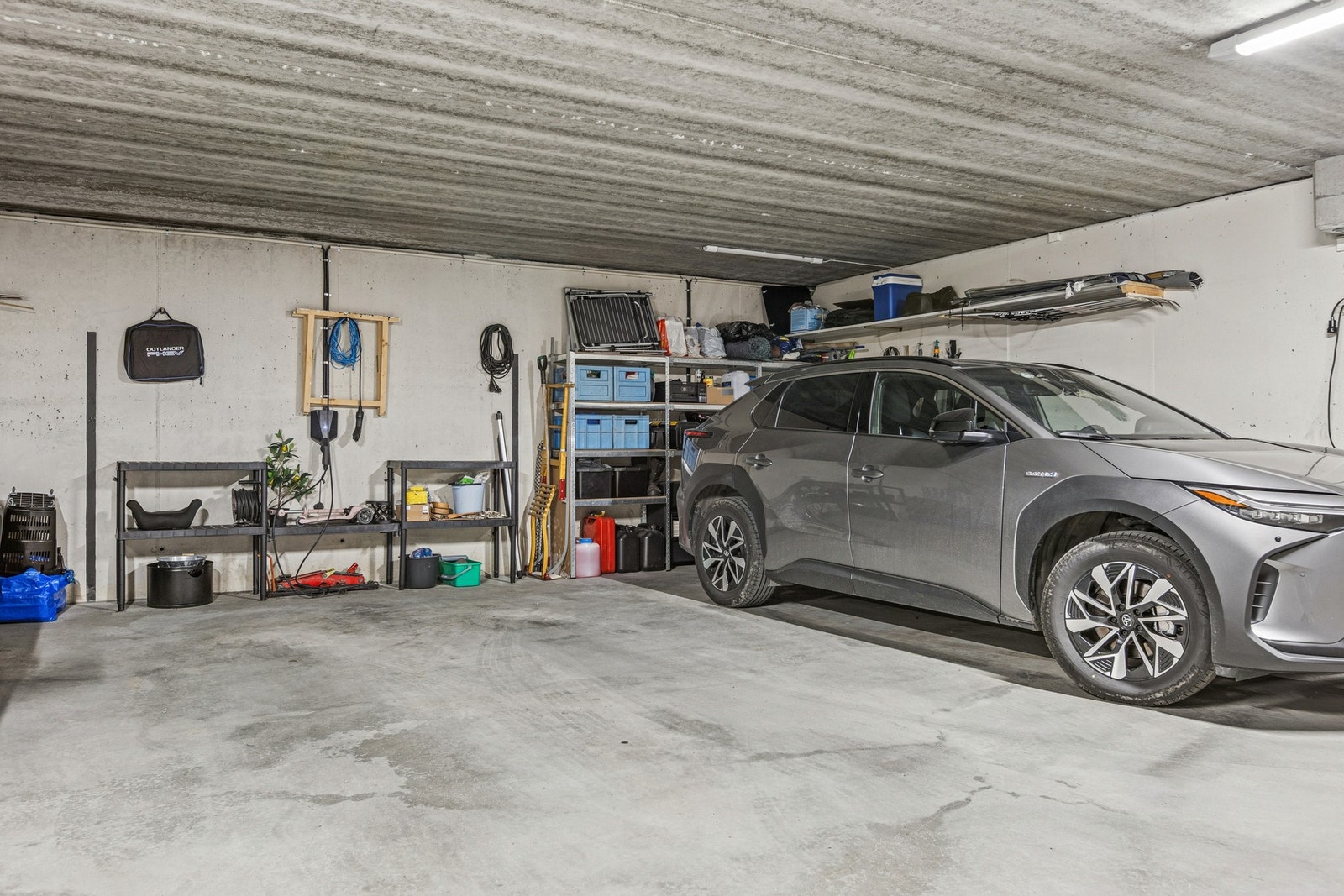 Boligen disponerer parkeringsplass i felles parkeringskjeller med uttak for elbillading, og det er heis i bygget som sikrer enkel adkomst til leiligheten i byggets 2.etasje. Galleribilde