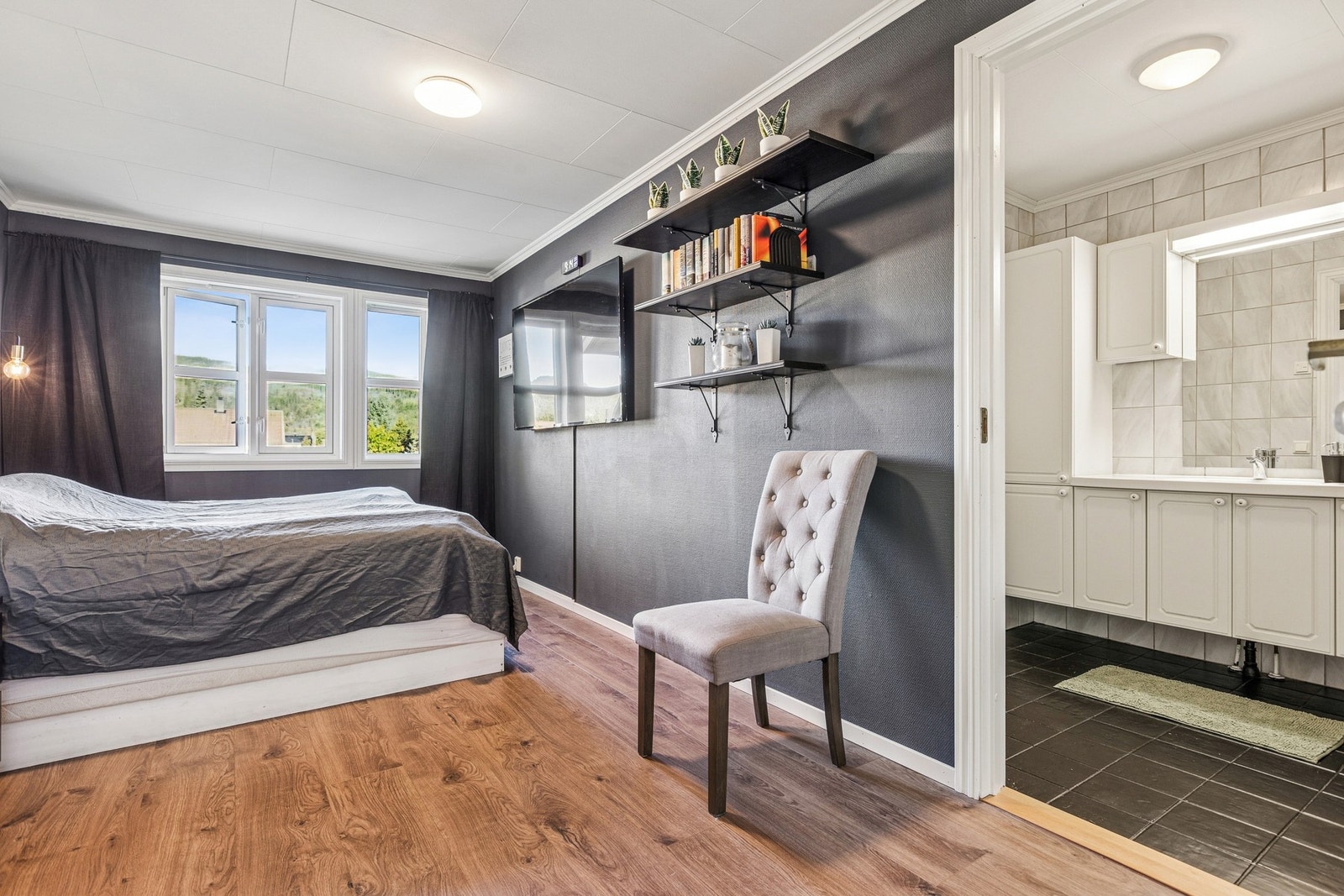 Fra hovedsoverommet er det direkte adkomst til et bad på ca. 5 m². Denne løsningen gir en praktisk og privat tilknytning mellom soverom og bad, og gjør hverdagen mer komfortabel. Galleribilde