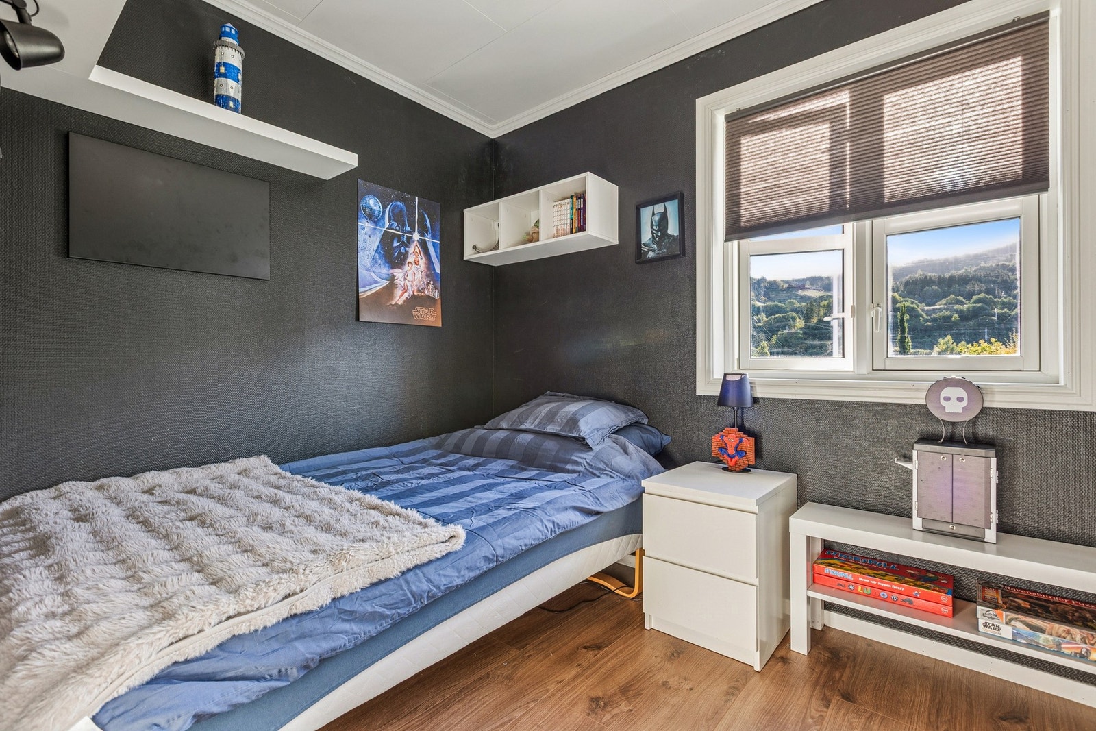 Leiligheten har tre soverom, noe som gir stor fleksibilitet for ulike behov. Galleribilde