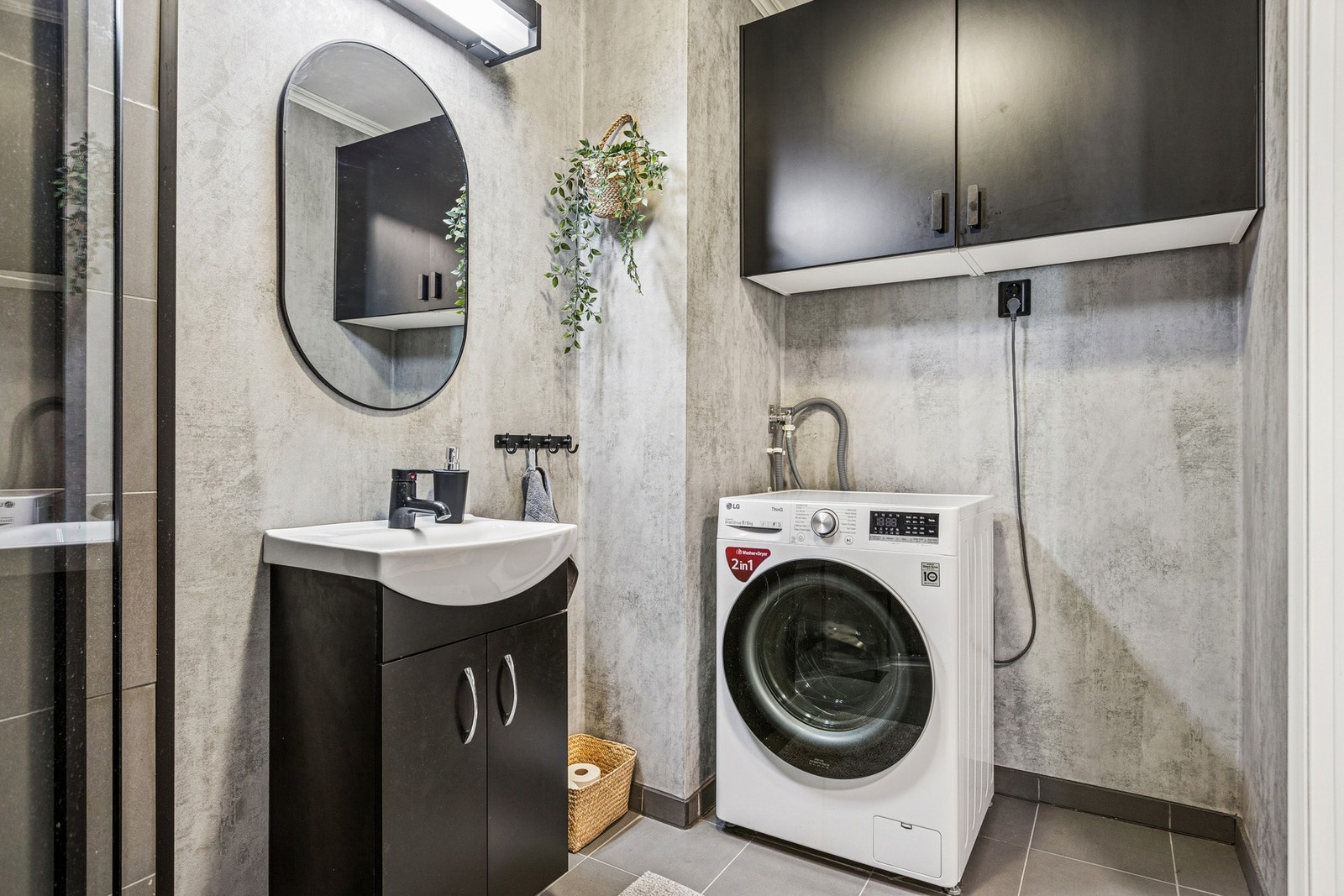 Her er det opplegg for vaskemaskin, servant med underskap og speil med belysning. Galleribilde