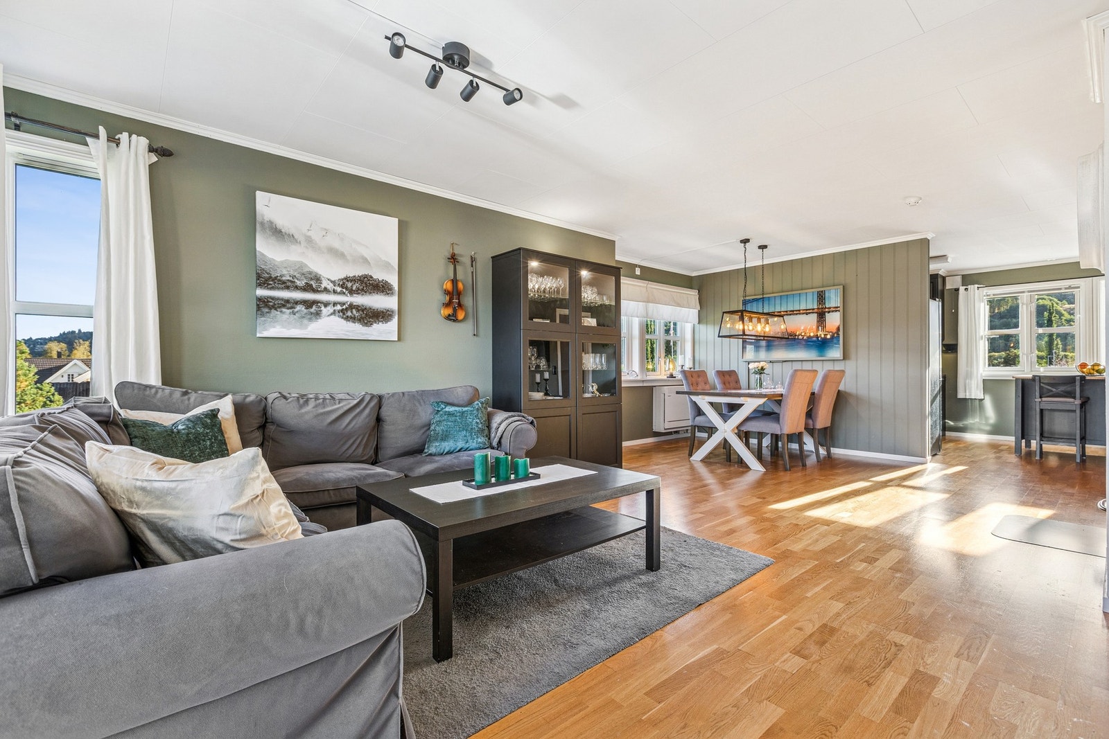 Her får du en pen og luftig bolig med god romfølelse, tre soverom, praktiske oppbevaringsløsninger og en romslig stue med utgang til en solrik balkong på hele 14 kvm. Galleribilde