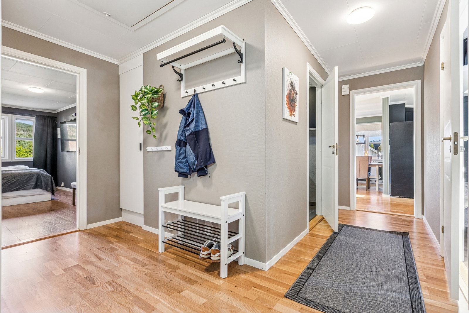 Når du trer inn i leiligheten møtes du av en lys og praktisk entré som gir et godt førsteinntrykk. Galleribilde