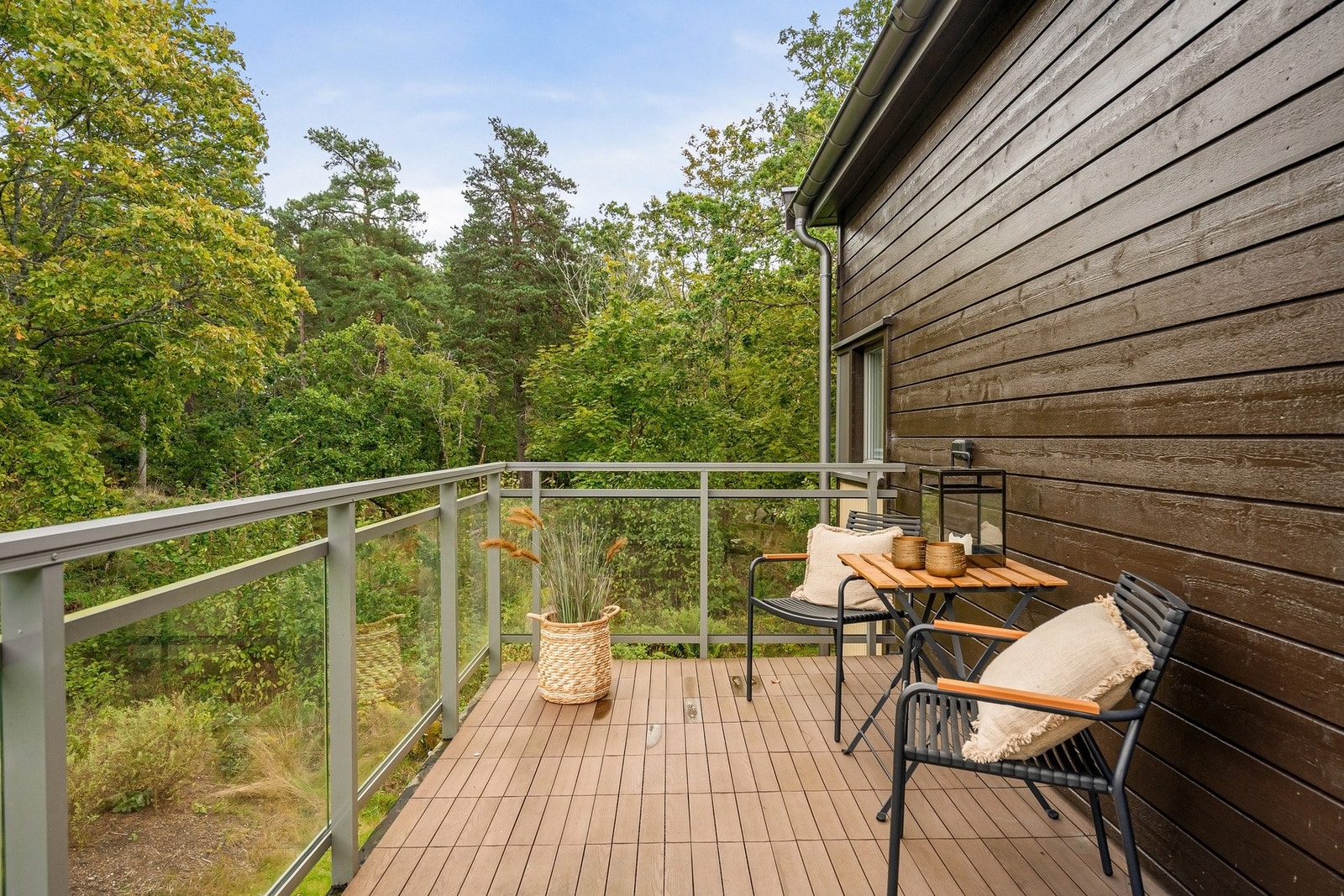 Nordvendt veranda på ca. 12 kvm ved inngangspartiet - perfekt for varme sommerdager i svalere omgivelser Galleribilde