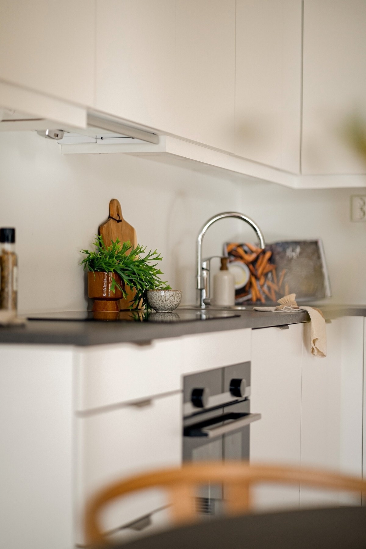 Integrerte hvitevarer som platetopp, stekeovn, oppvaskmaskin og kombiskap følger med Galleribilde