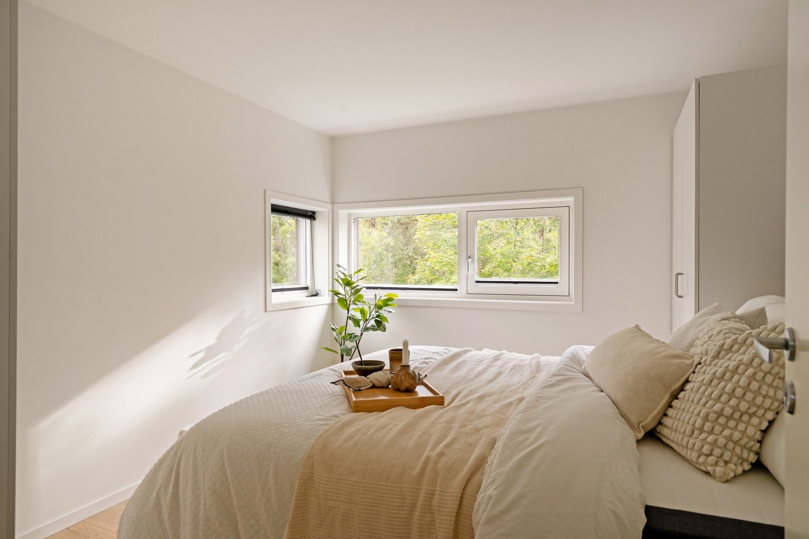 Hovedsoverom med plass til dobbeltseng og garderobeskap - et lunt rom med fine vindusflater Galleribilde