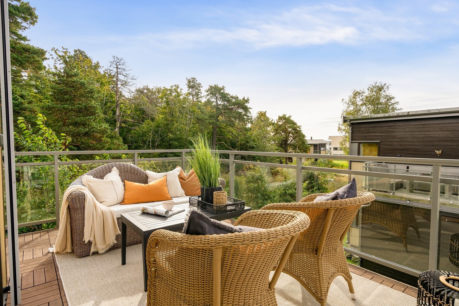 Sydvendt veranda på hele 16 kvm - en solrik uteplass med glassrekkverk og plass til sittegruppe Galleribilde