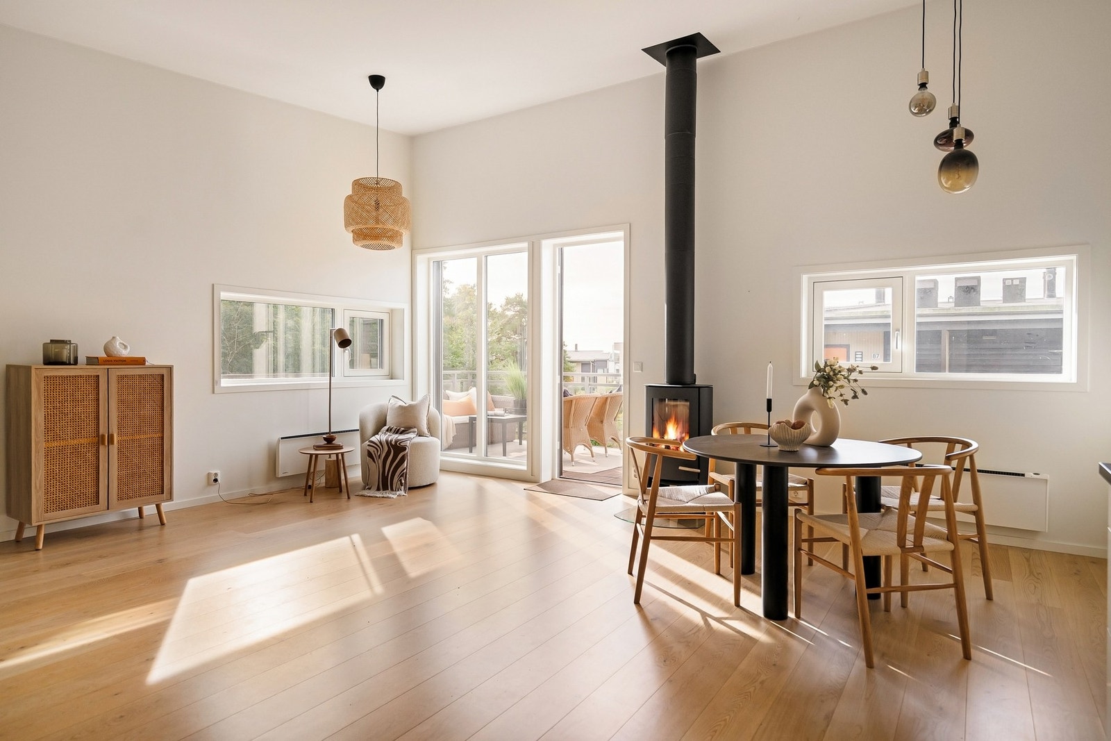 Lys og luftig stue med store vindusflater som slipper inn mye naturlig lys Galleribilde