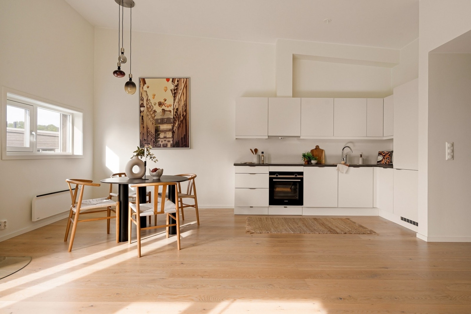 Den åpne løsningen gir plass til både matlaging, spising og sosiale sammenkomster Galleribilde