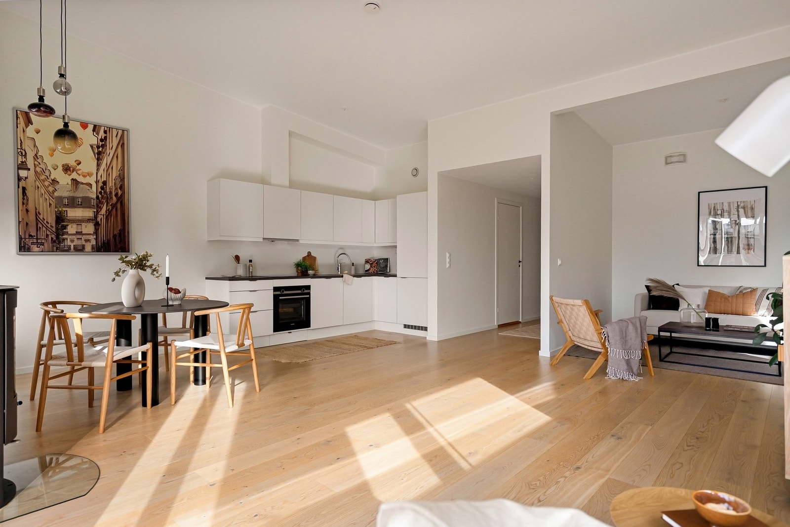 Spiseplass i tilknytning til kjøkkenet - perfekt for hyggelige måltider med familie og venner Galleribilde