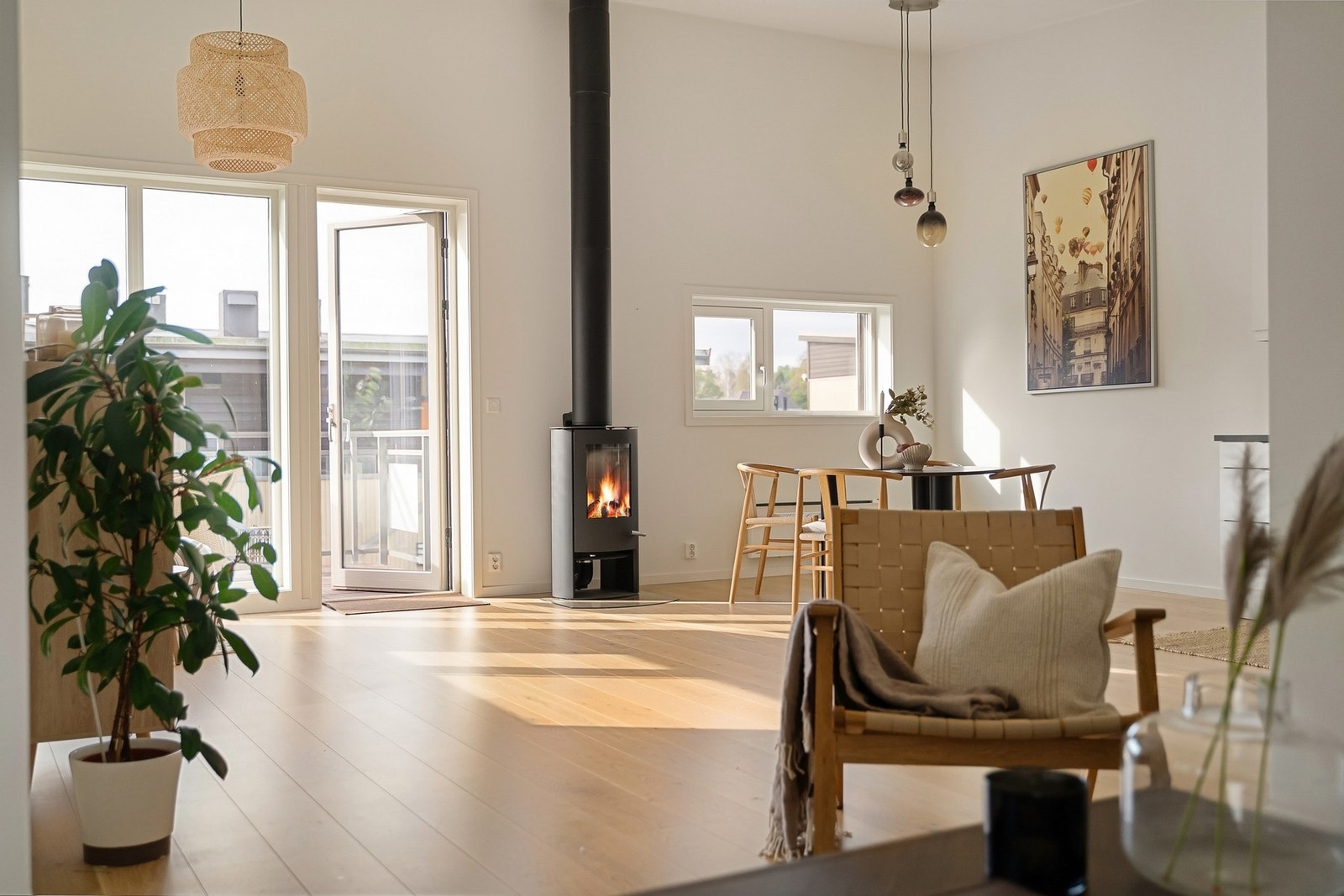 Fra stuen er det utgang til en solrik veranda på hele 16 kvm med god plass til sittegrupper Galleribilde