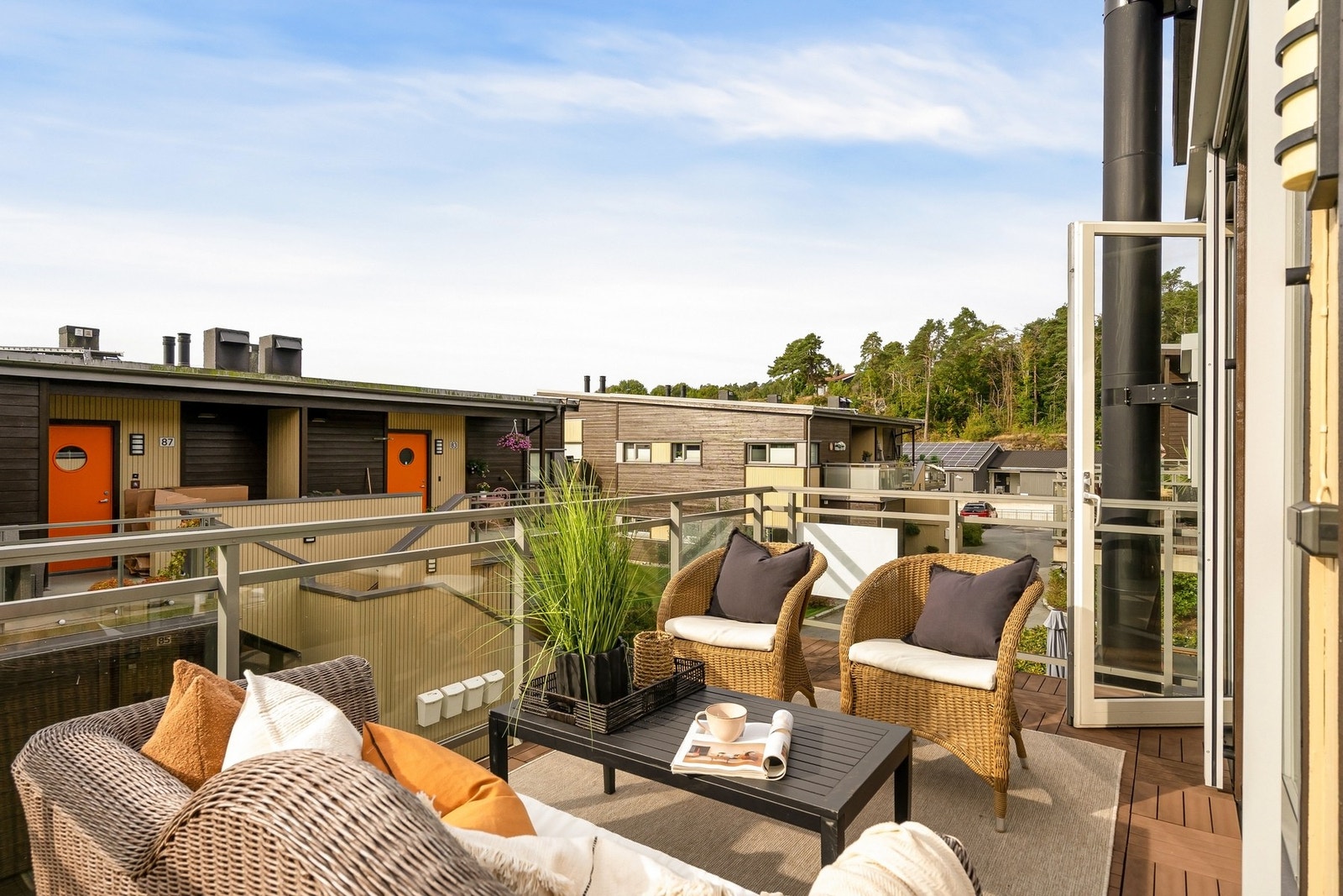 Glassrekkverk gir et luftig preg og åpner opp for både utsikt og lys Galleribilde