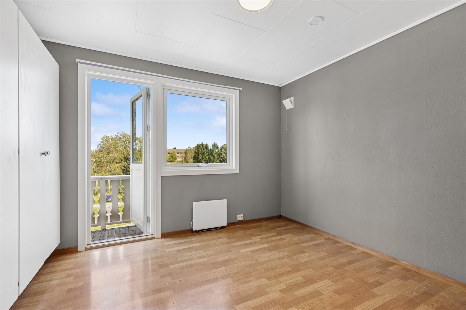 Soverom nr. 1 i hovedetasjen med utgang til balkong. Galleribilde