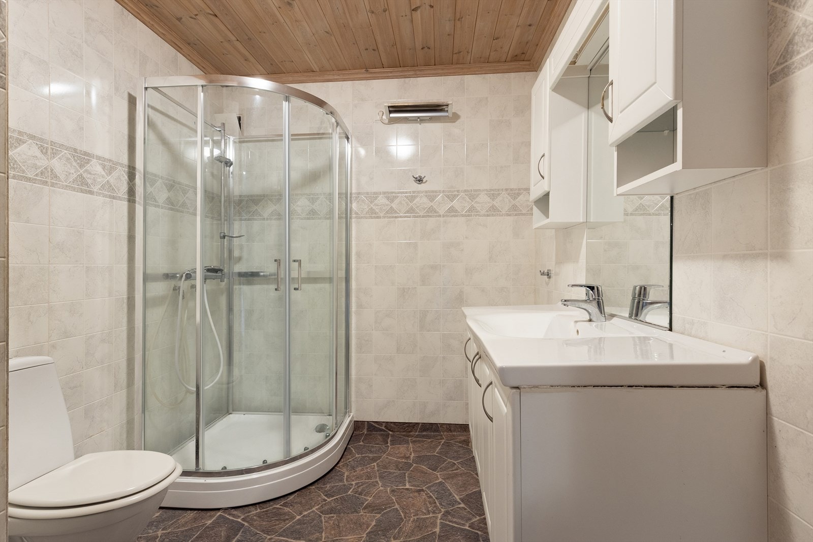 Bad nr. 2 i underetasjen. Galleribilde