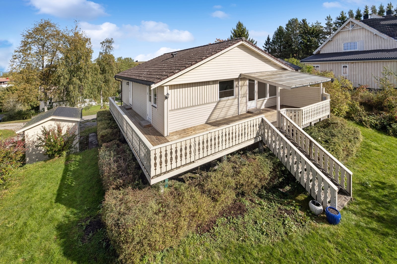 Adkomst til hagen fra verandaen. Galleribilde