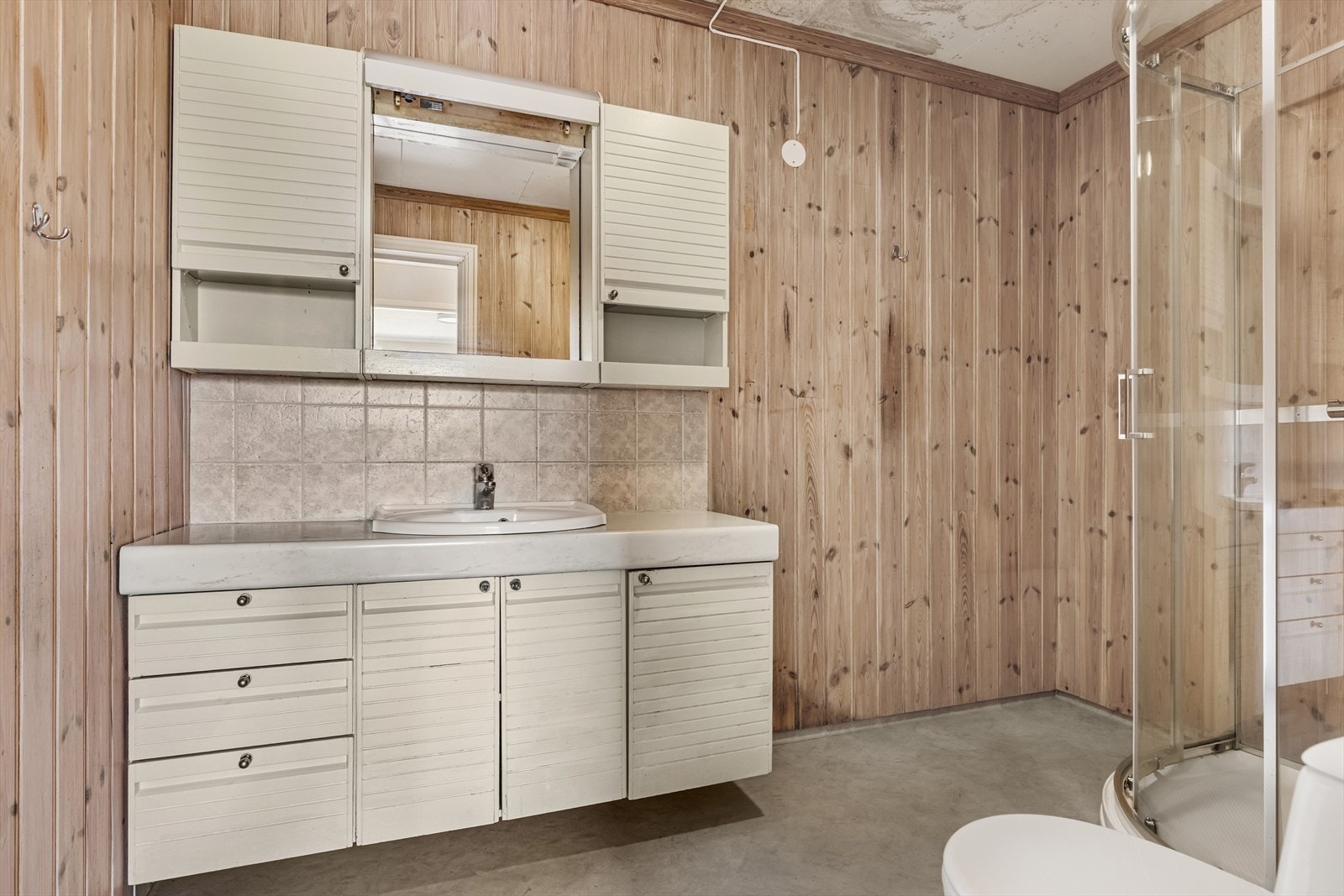 Det er to bad. Dette er i hovedetasjen. Galleribilde