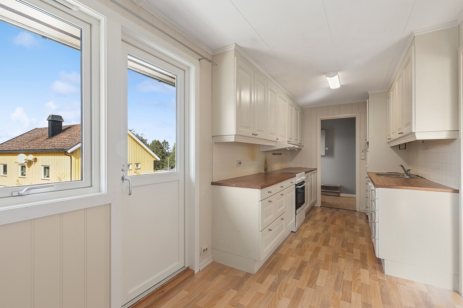 Det er også utgang til terrassen fra kjøkkenet. Galleribilde