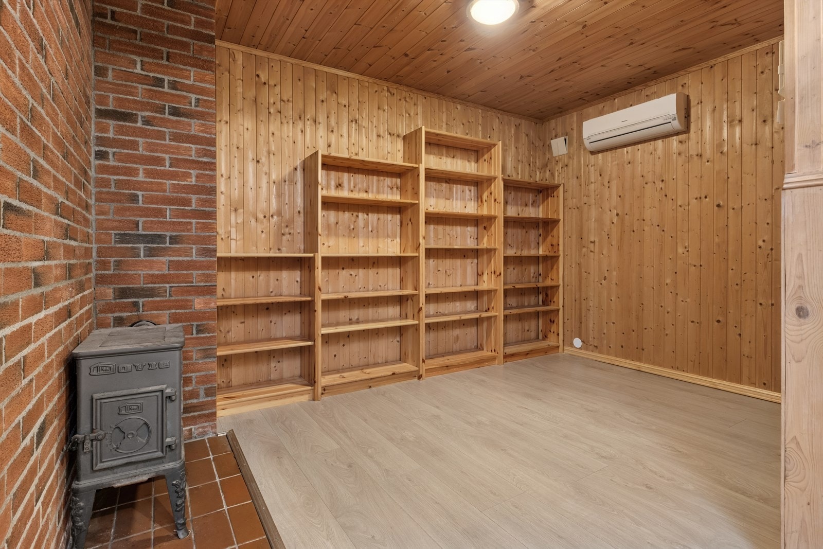 Det er vedovn i underetasjen, samt varmepumpe i begge etasjer. Galleribilde