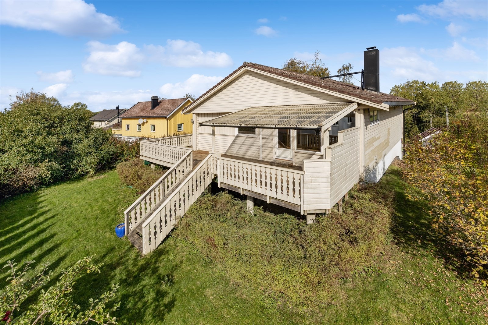 Tomten er på 974,7 m² og det er romslig, sydvendt veranda. Galleribilde