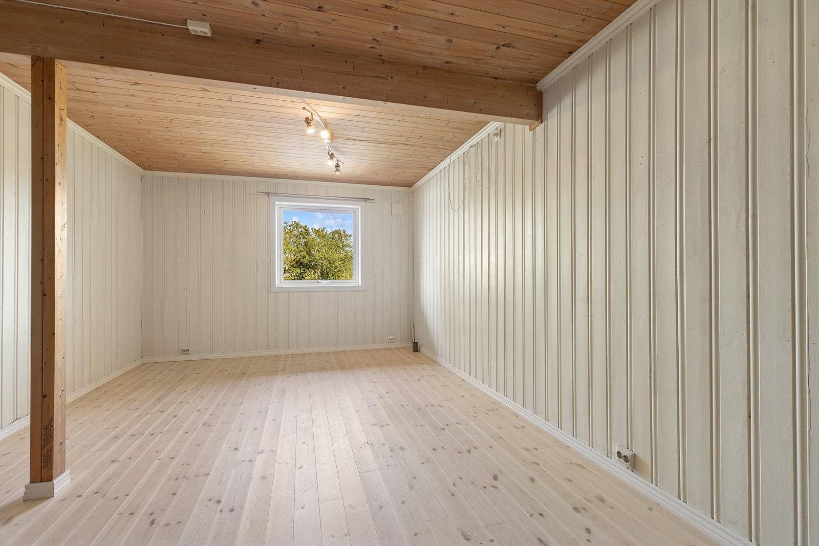 Romslig soverom/ stue i underetasjen. Merk - ikke bruksendret. Galleribilde