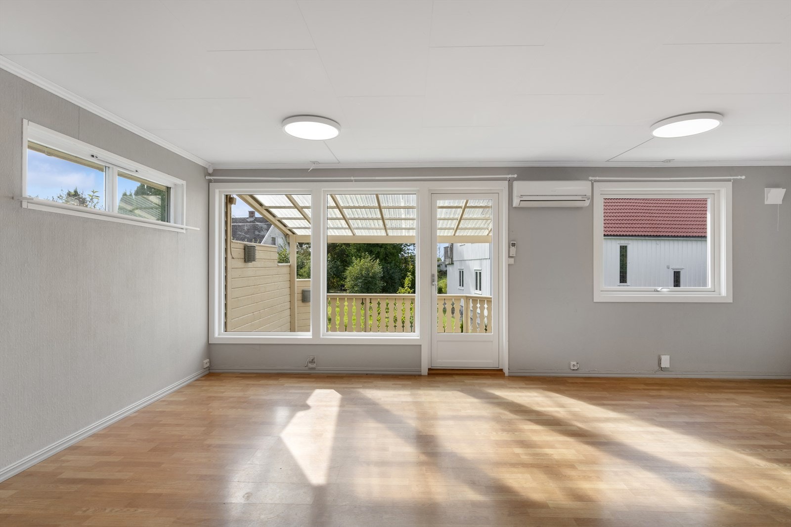 Fra stuen er det utgang til sydvendt veranda på 43 m². Den strekker seg rundt hjørnet mot kjøkkenet. Galleribilde