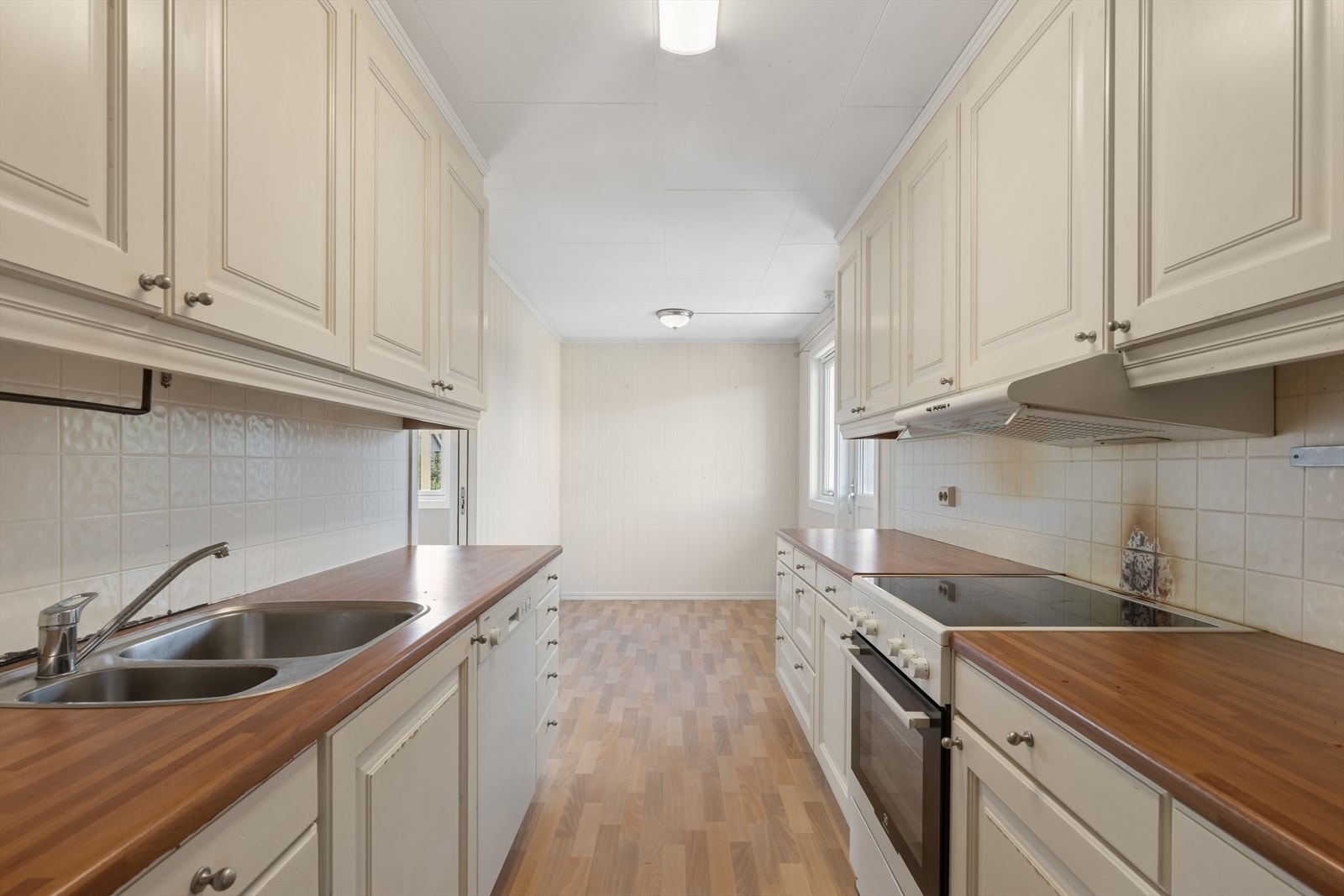 Kjøkken med spiseplass. Galleribilde