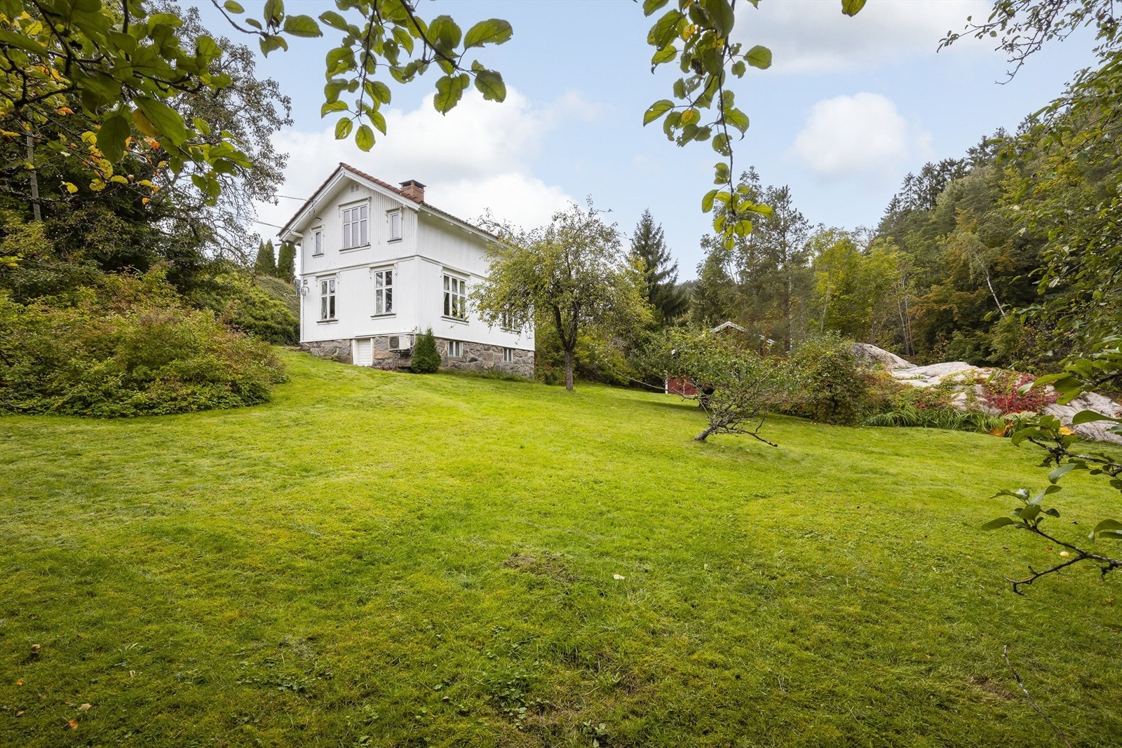 Sjarmerende enebolig med sveitserstil! Stor tomt og hage. Galleribilde