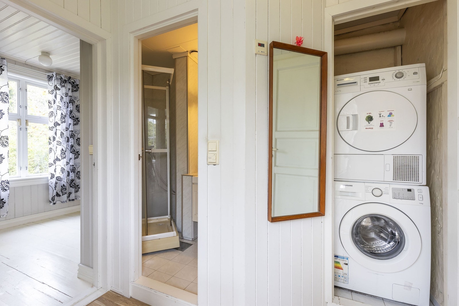 Vaskemaskin og tørketrommel plassert i bod. Galleribilde