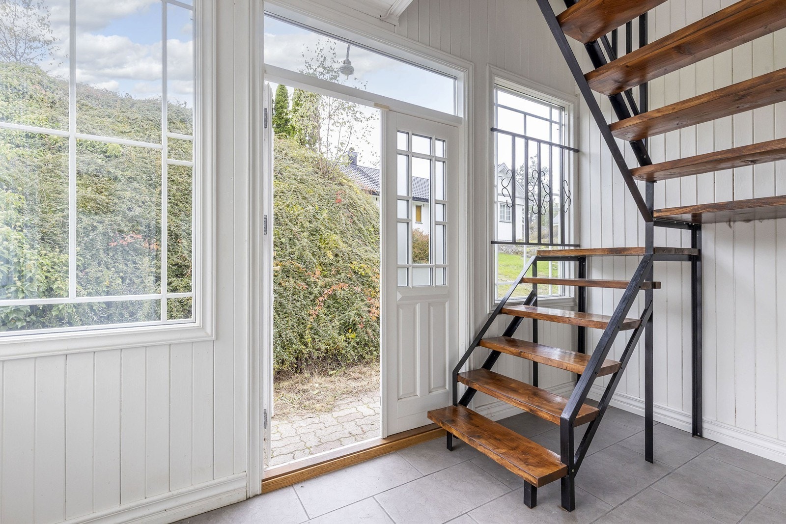 Romslig entré. Galleribilde