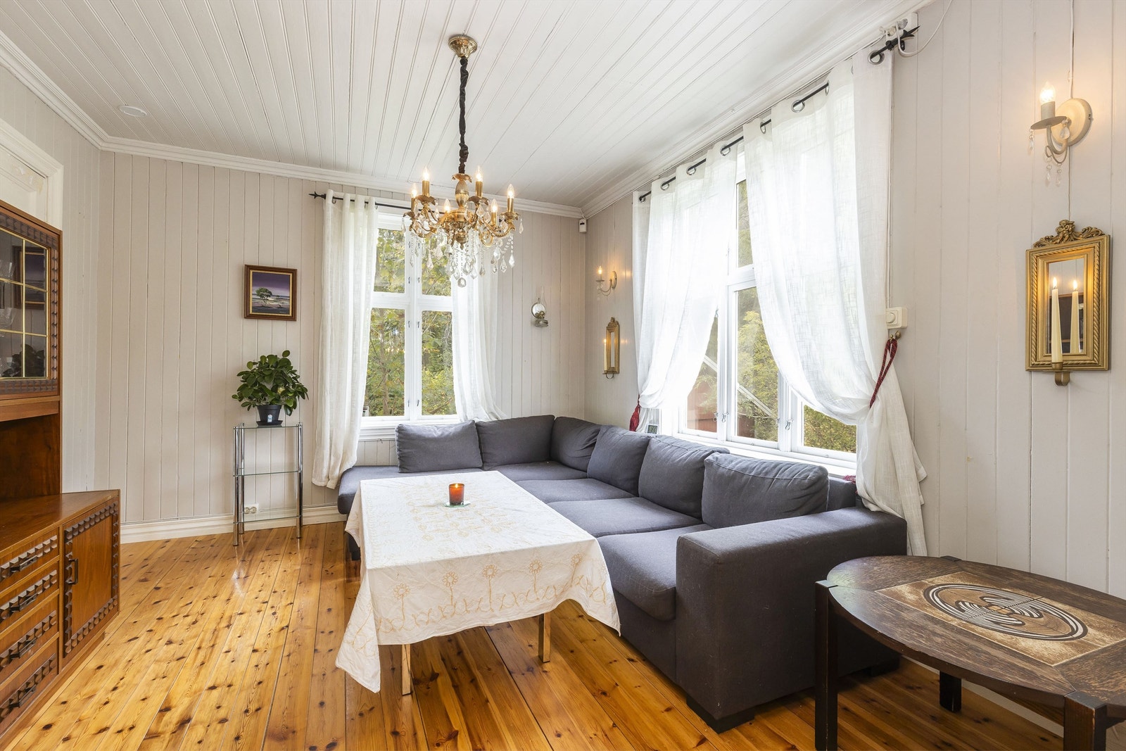 Romslig stue. God takhøyde. Galleribilde