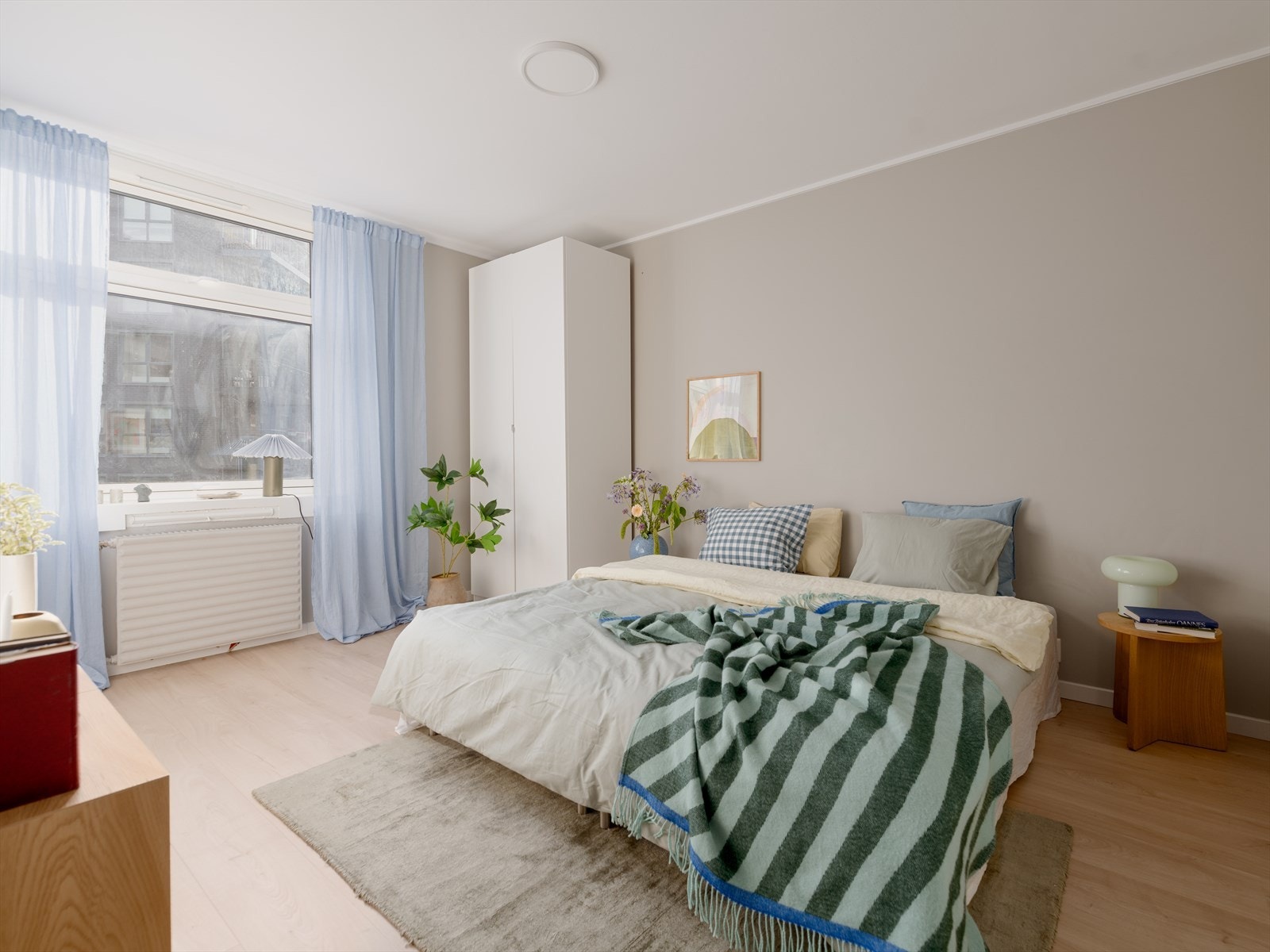 Soverommet er holdt i lyse, behagelige toner. Galleribilde