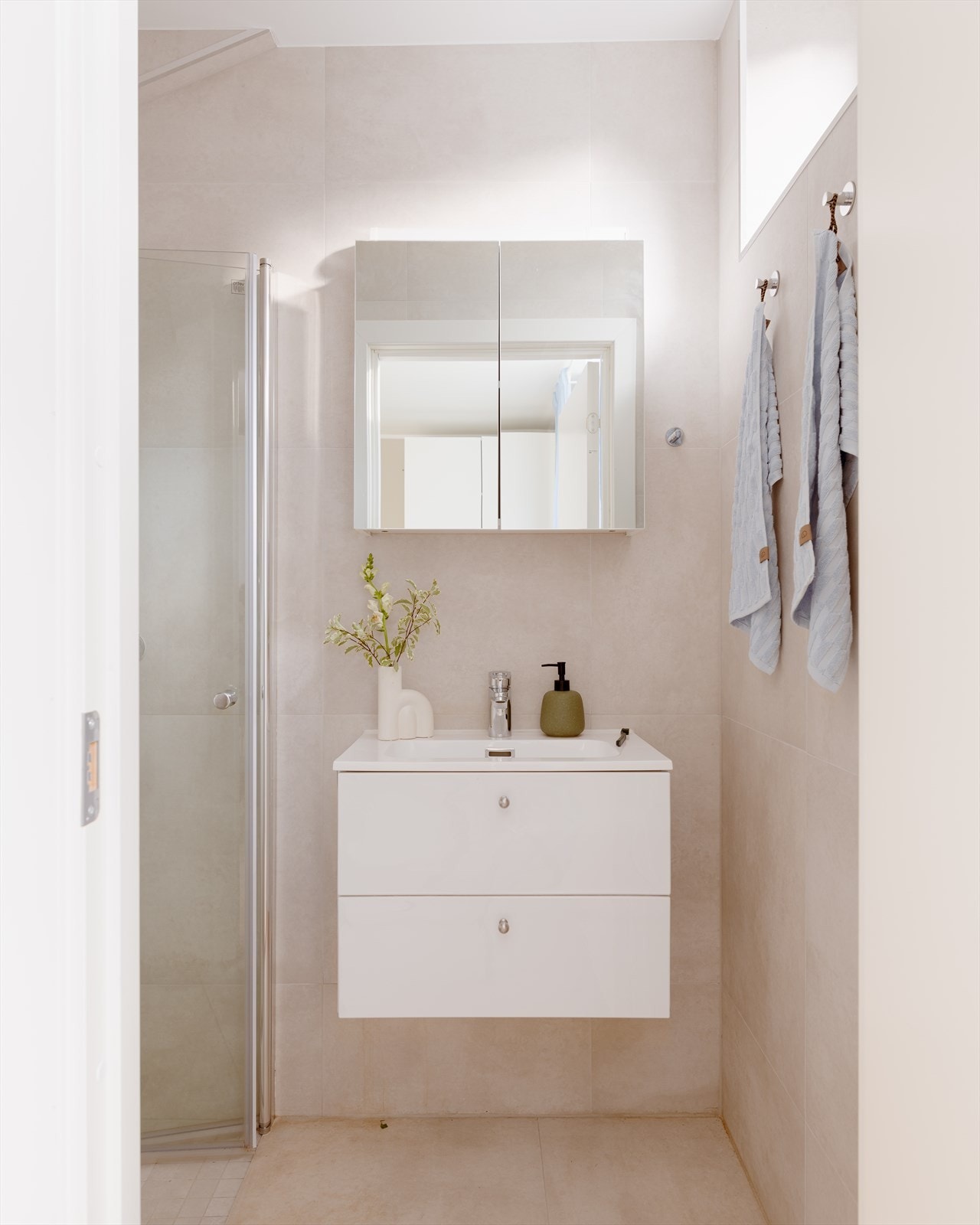 Badet oppleves romslig og lyst, med tidløse fliser på vegger og gulv. Galleribilde