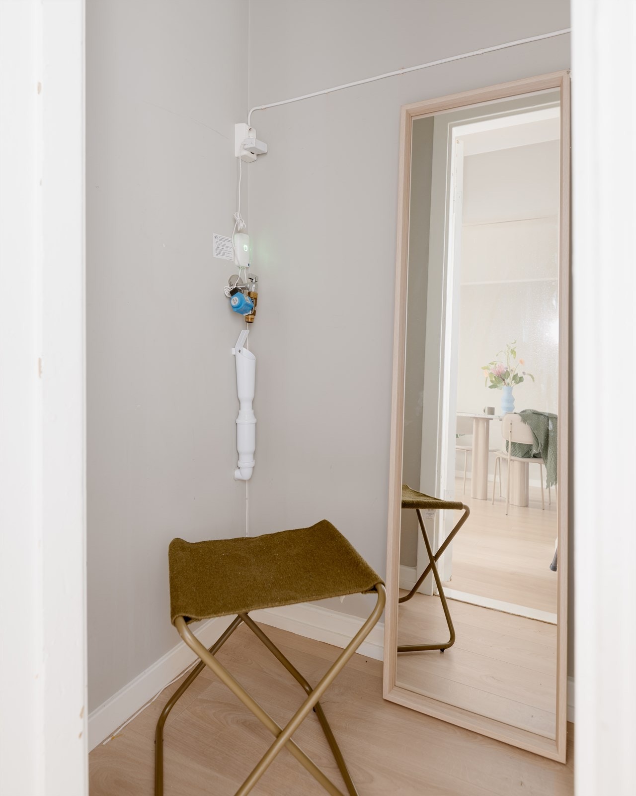 I gangen finner du en praktisk bod med opplegg til vaskemaskin. Galleribilde