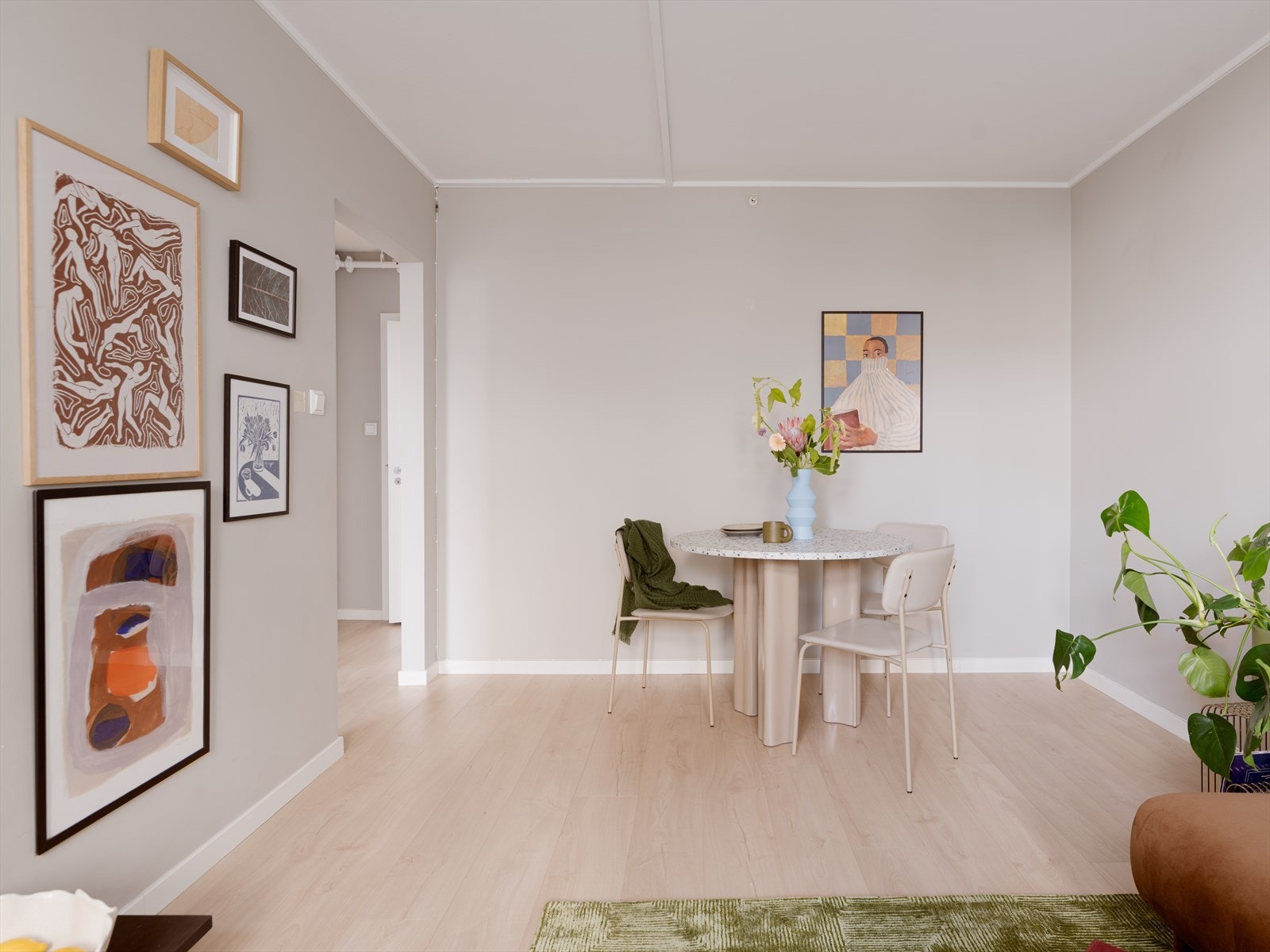 Den kvadratiske stuen gir gode møbleringsmuligheter i ulike soner. Galleribilde