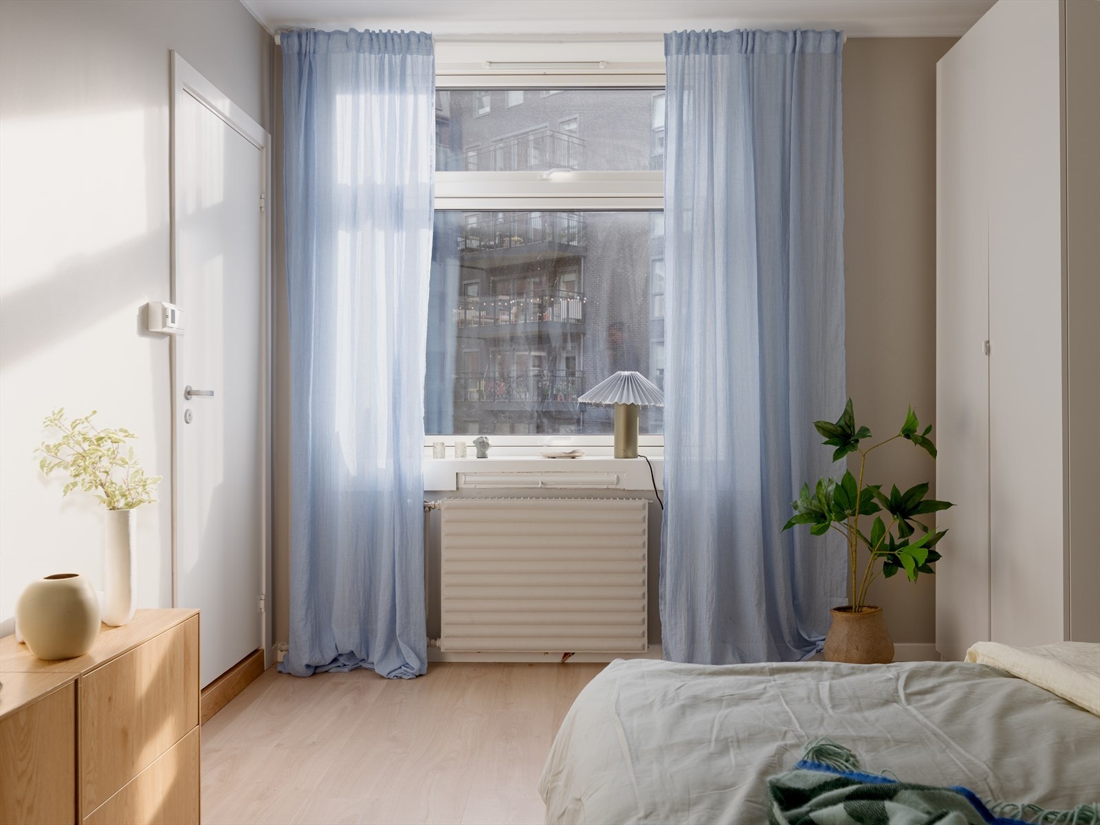 Store vindusflater gir godt med naturlig lysinnslipp. Galleribilde