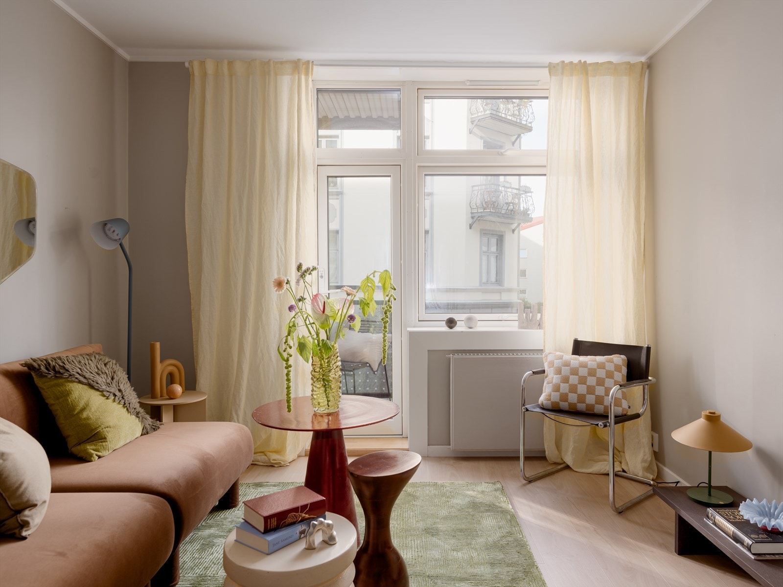 Kombinasjonen av den rause takhøyden, store vinduene og beliggenheten i høyden bidrar til en herlig romfølelse. Galleribilde