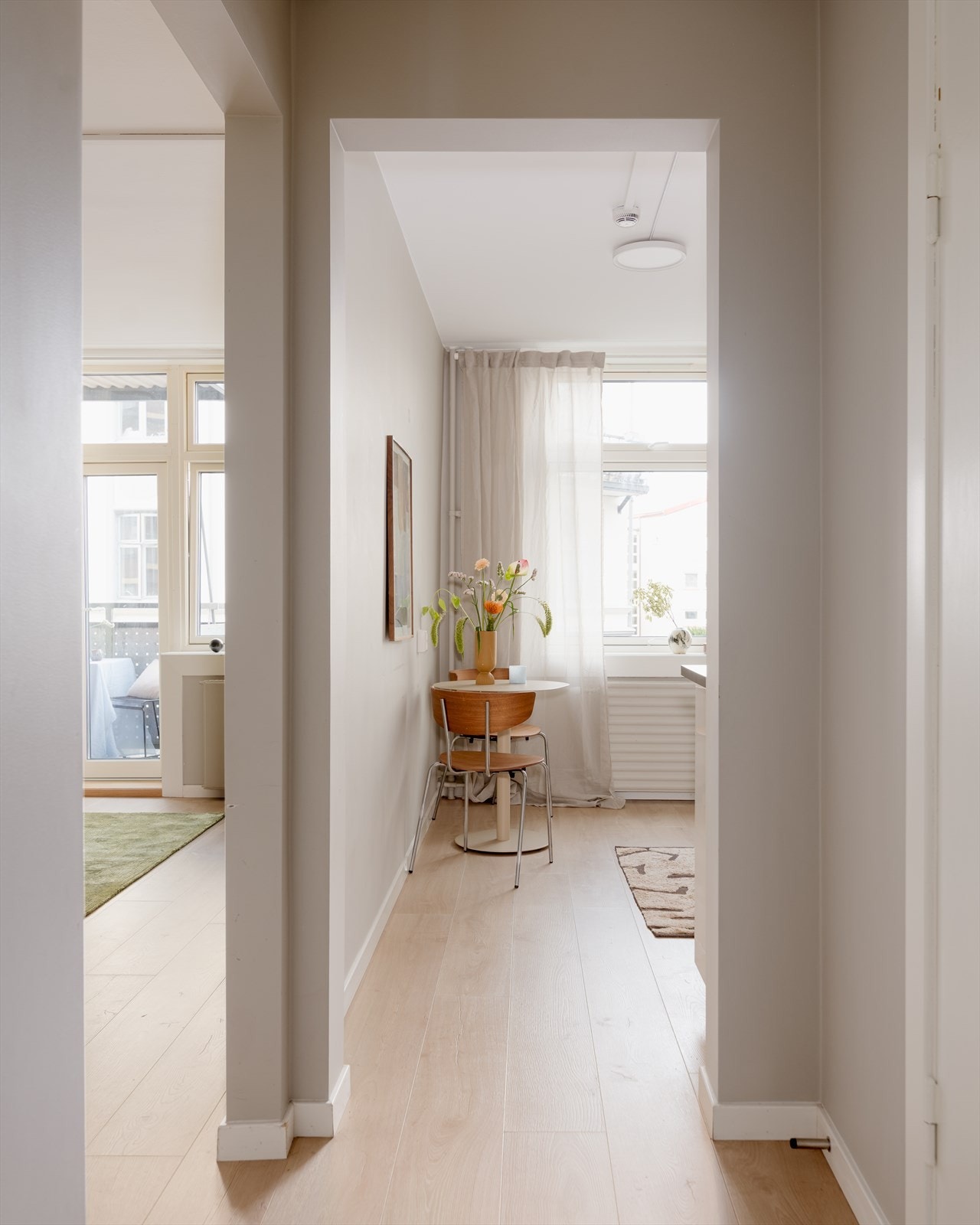 En lys gang fører deg mellom rommene. Galleribilde