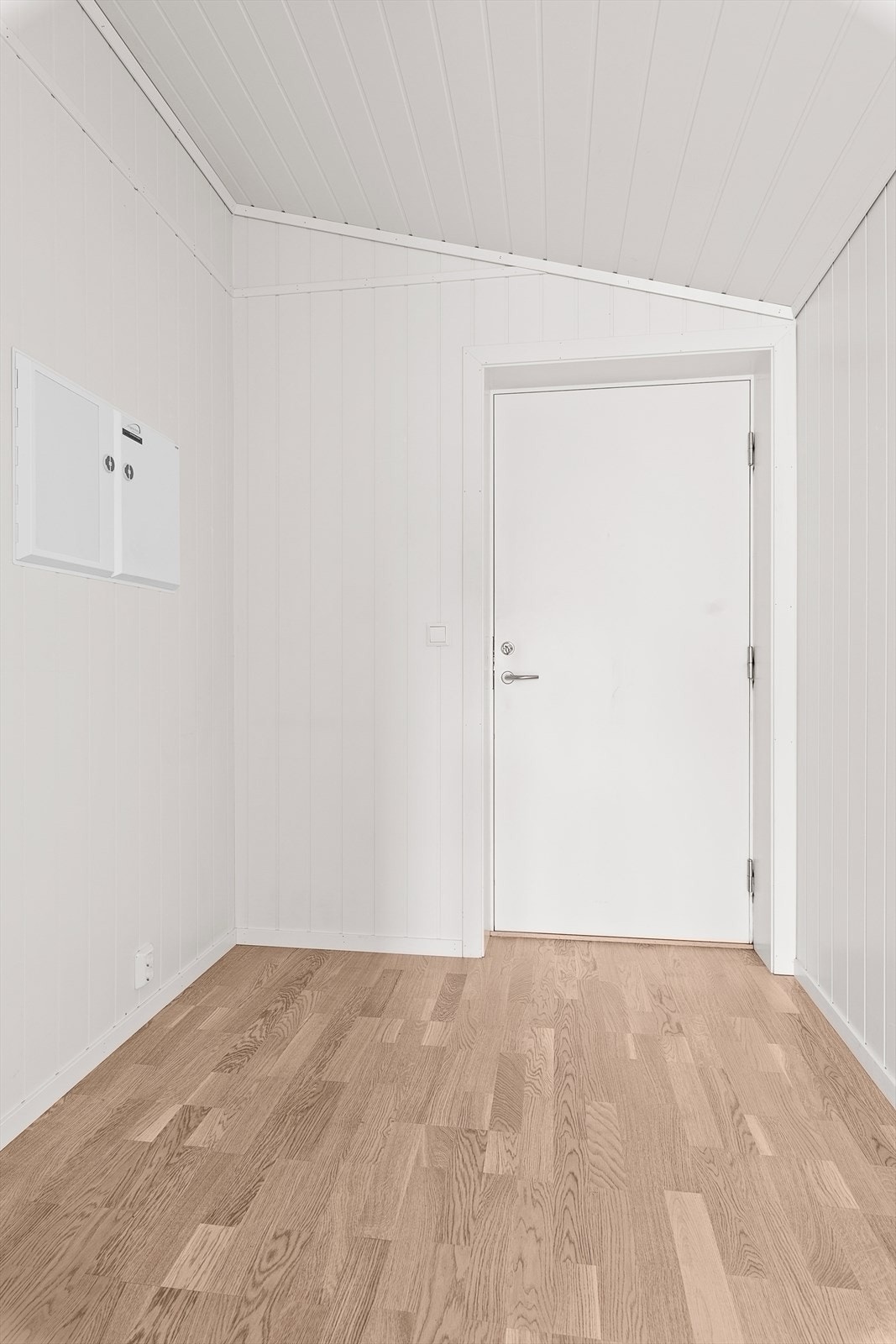 Velkommen inn. Entrè med plass til garderobe-/klesoppheng Galleribilde